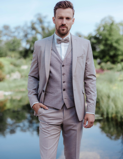 Homokszínű öltöny