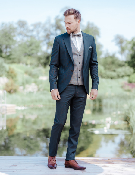 Sötét zöld öltöny kockás mellénnyel