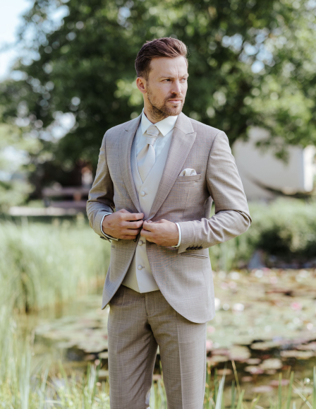 Homokszínű öltöny világos szatén mellénnyel