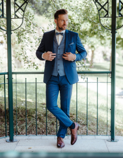 Kék öltöny kockás mellénnyel