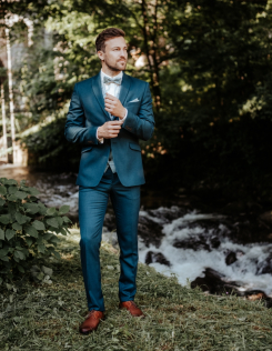 Zöld öltöny kockás mellénnyel