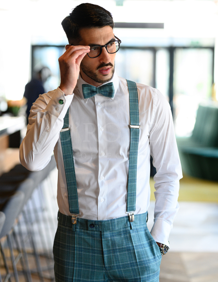 Sötét kék öltöny kockás mellénnyel