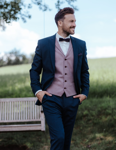 Kék öltöny bordó mellénnyel