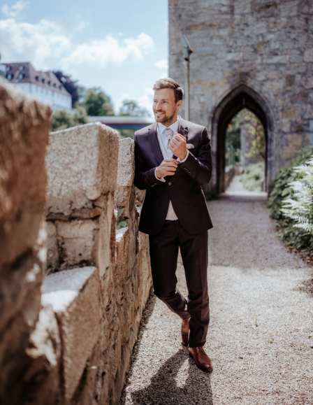 Csokoládébarna öltöny világos mellénnyel