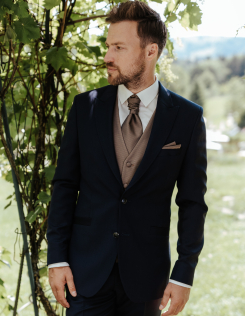 Sötét kék öltöny bronz mellénnyel