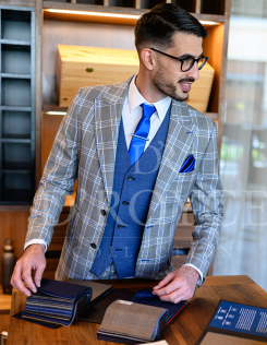 Kockás öltöny kék mellénnyel