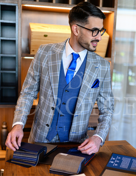 Kockás öltöny kék mellénnyel