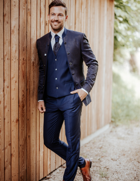 Kék szatén öltöny állógallérral díszgombolással