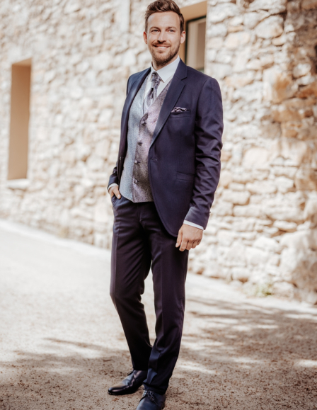 Sötét kék öltöny díszes ezüst-kék mellénnyel