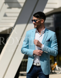 Világoskék sportzakó fehér gombokkal