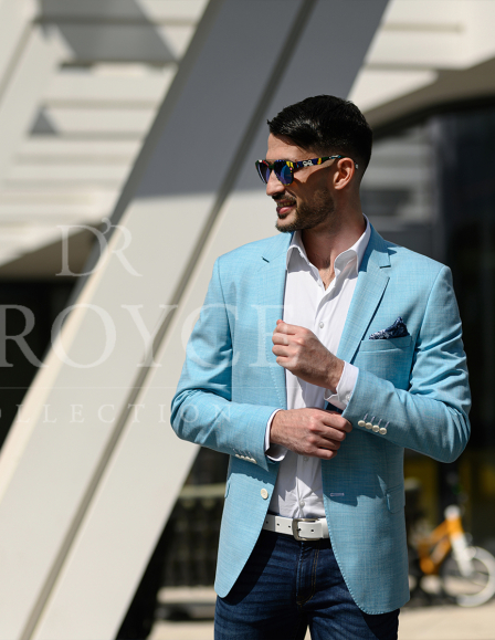 Világoskék sportzakó fehér gombokkal