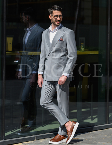 Szürke öltöny pánttal