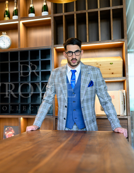 Kék kockás öltöny egyszínű mellénnyel