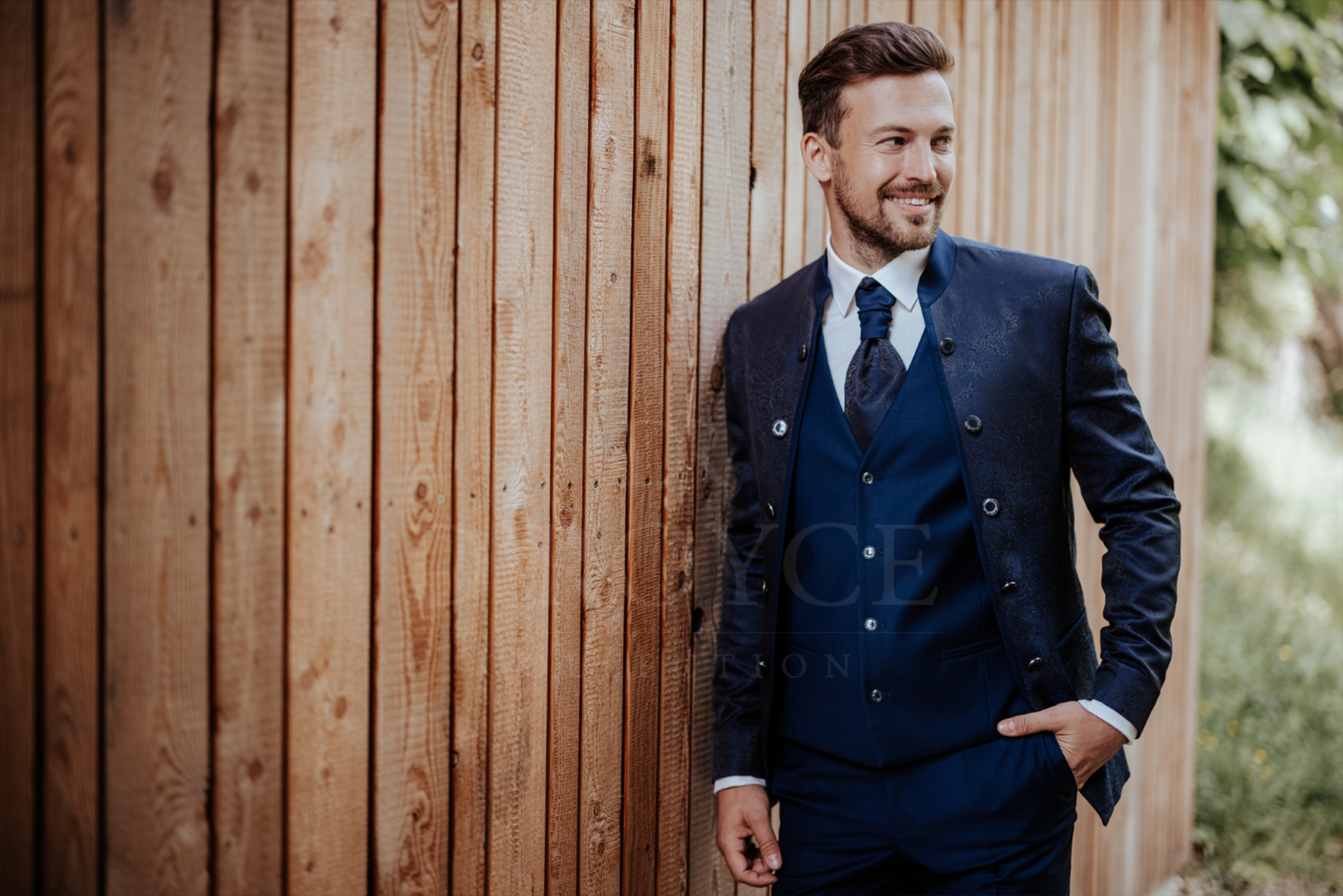 Kétsoros szatén esküvői öltöny, mellénnyel